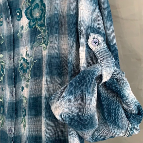 Gloria Vanderbilt embroider button up blouse - Picture 4 of 7